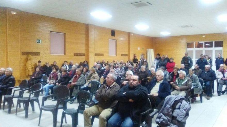 Asistentes a la reunión informativa sobre la macrogranja de porcino de Faramontanos de Tábara.