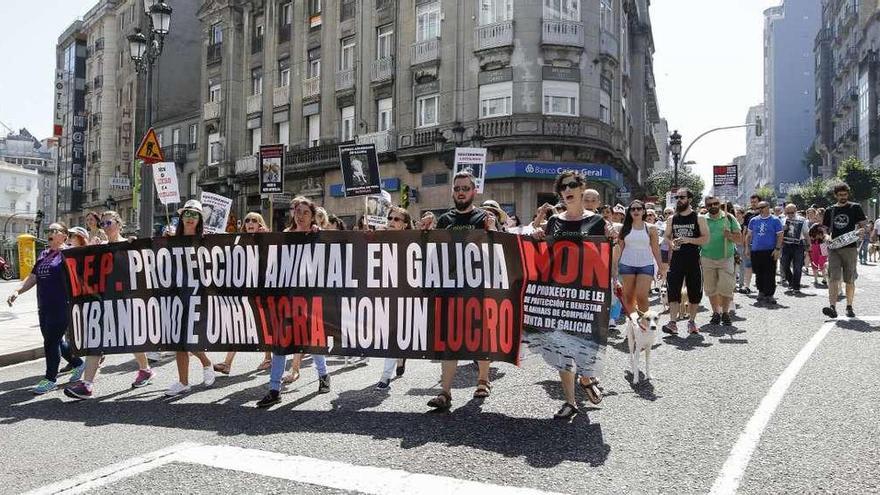 Manifestantes contra la ley de protección animal en Vigo. // A. Villar