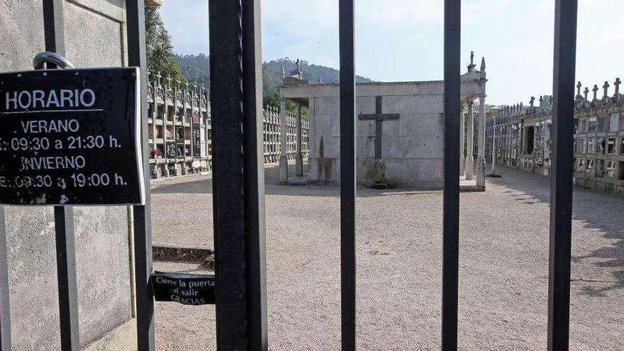 Los nichos que serán subastados están en el cementerio de San Miguel de Oia. // Marta G.Brea