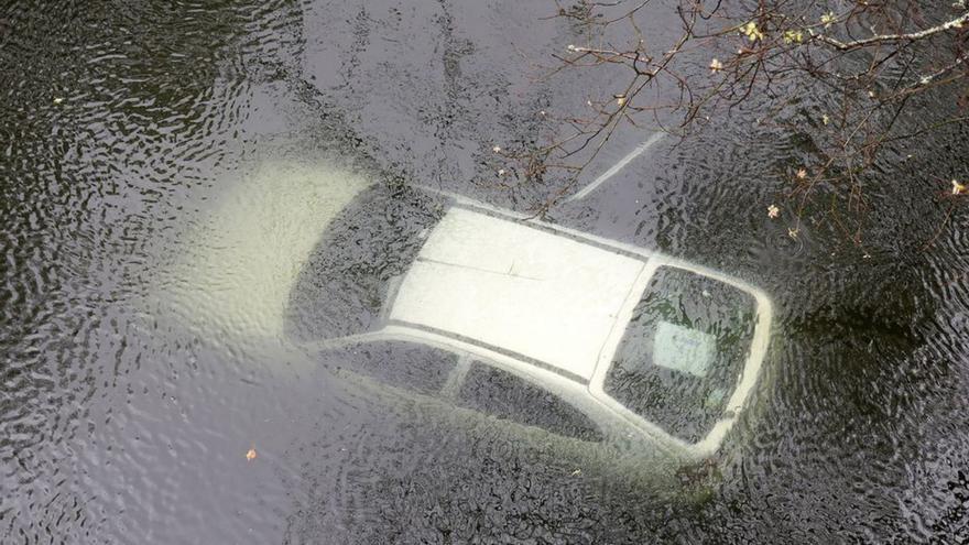 El coche, totalmente sumergido.