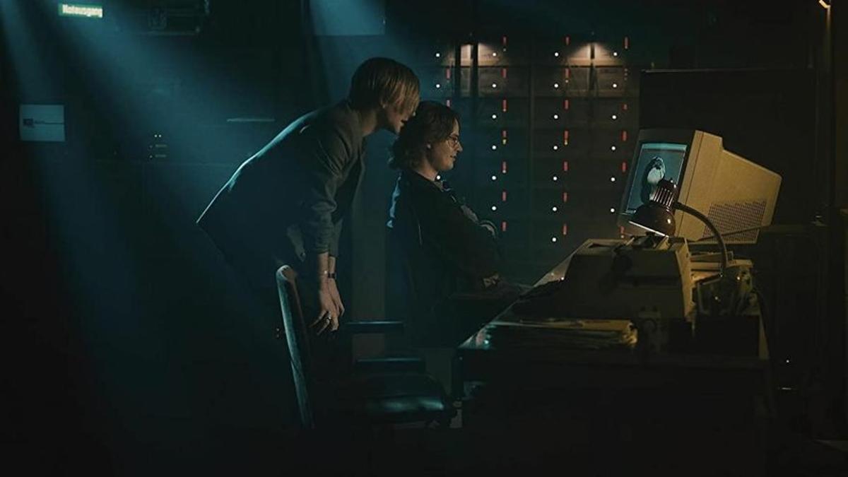 Carsten Schlüter (Leonard Scheicher) y Juri Müller (Marius Ahrendt), en 'El código que valía millones'.