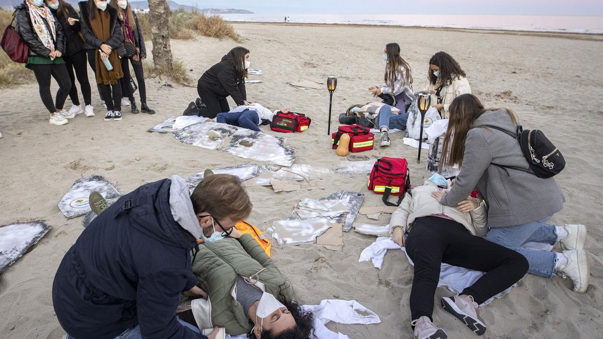 Los estudiantes de Enfermería de la Universidad CEU Cardenal Herrera de Castelló practican la comunicación y la empatía para mejorar la calidad asistencial.