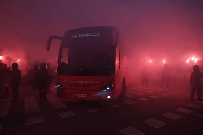 Partido de alto riesgo: Así fue el recibimiento de la afición al Sporting para su partido ante el Deportivo de La Coruña