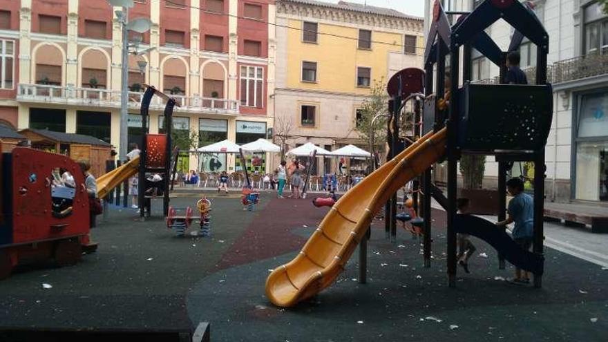 Parque en la plaza del Maestro Haedo lleno de restos.