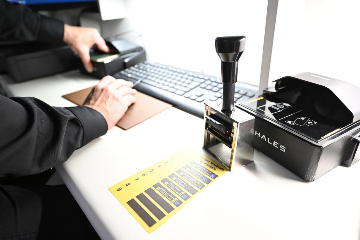 La inspección en la primera línea del aeropuerto.