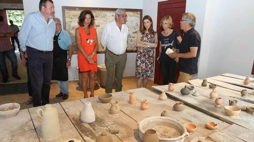 Varias autoridades de la Xunta visitaron ayer el &quot;Encontro de cacharreiros&quot; de Niñodaguia. // Iñaki Osorio