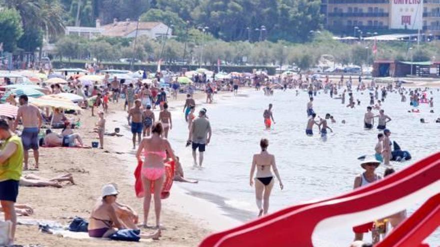 La platja de Roses, plena de banyistes, diumenge passat en plena onada de calor.