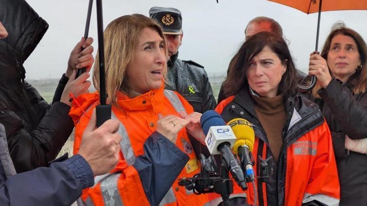 Ana López y Matilde Esteo, durante la visita de la subdelegada a Palma del Río por el temporal.