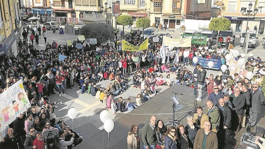 Los escolares egabrenses participan en la marcha por la Paz y la No Violencia