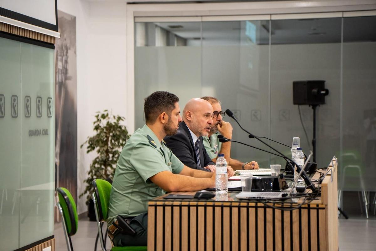 El delegado del Gobierno, el general de la Guardia Civil y el capitán encargado de la investigación