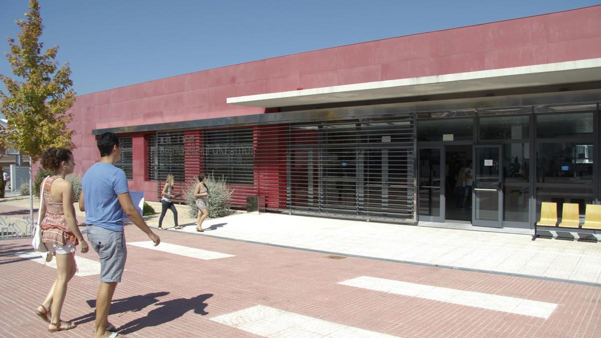 Entrada al edificio de la EOI de Xàtiva, en una imagen de archivo