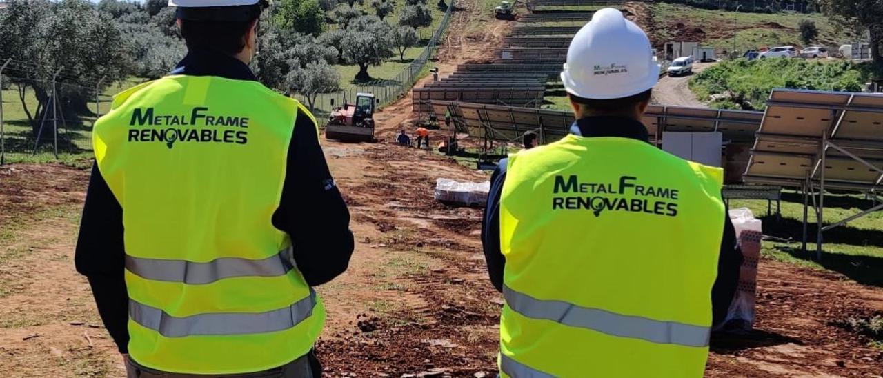 Técnicos de la empresa supervisan la instalación de los componentes que fabrican.