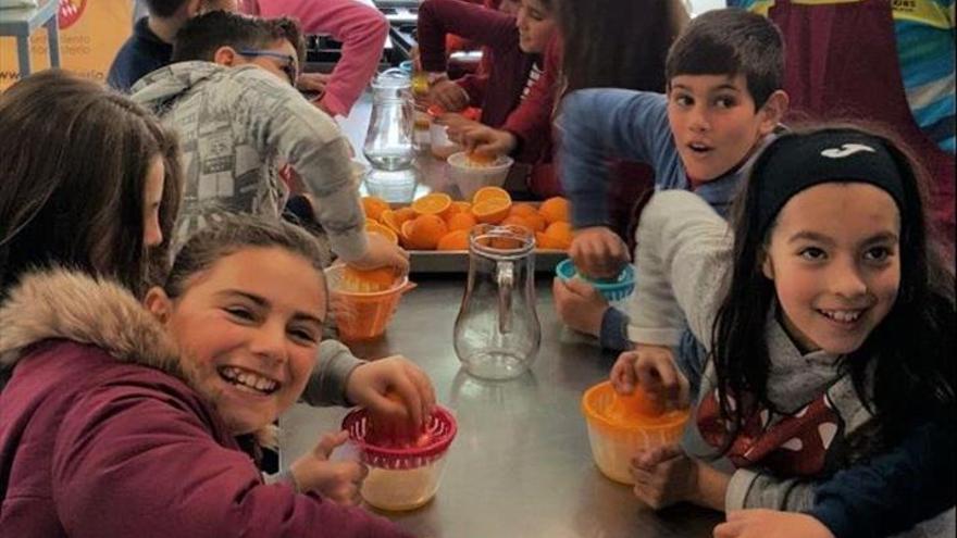 Alumnos de Primaria desayunan pan y aceite locales en la Semana de la Dehesa