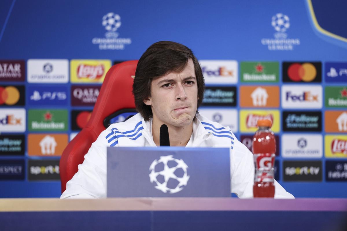 Álvaro Carreras, en la rueda de prensa previa al Benfica - Real Madrid.