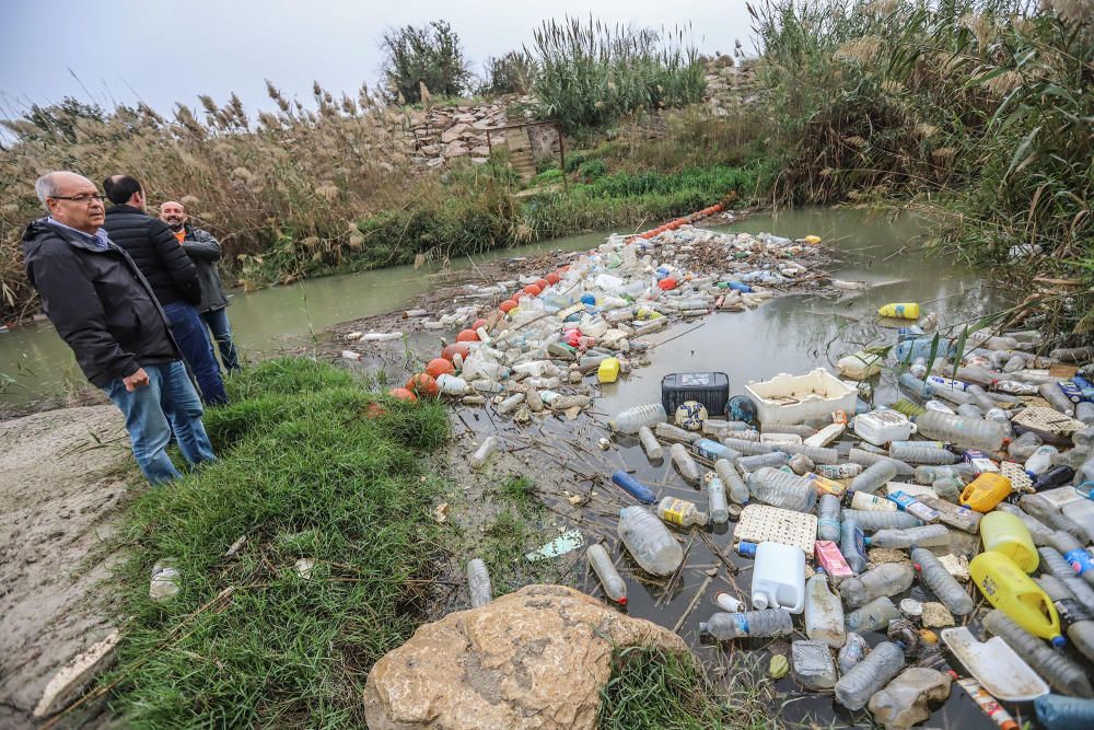 La Conselleria de Medio Ambiente y la CHS impulsan medidas para evitar la contaminación del Segura en la Vega Baja por sólidos flotantes.