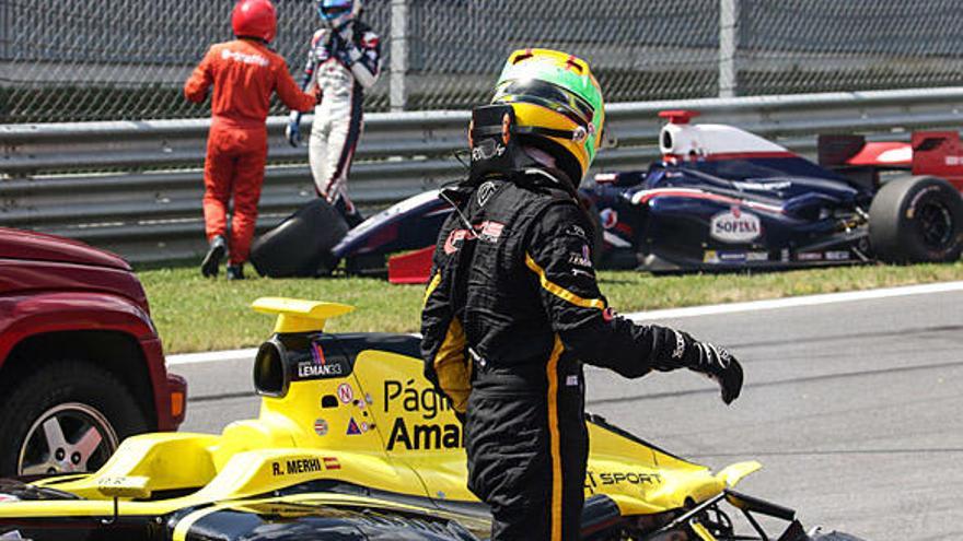 Roberto Merhi baja del coche tras el accidente.
