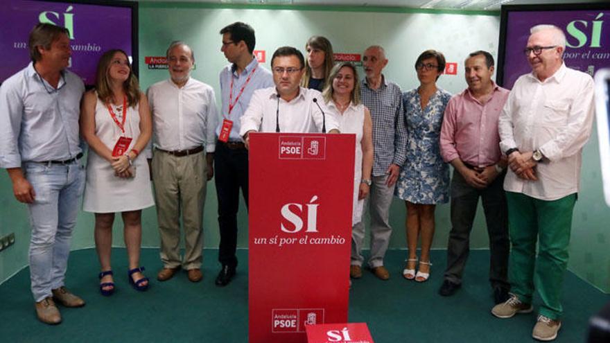 Miguel Ángel Heredia, anoche en la sede del PSOE con otros dirigentes socialistas.