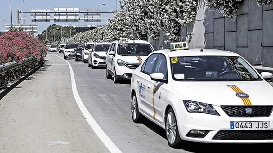 Imagen de un atasco en junio de 2017 en el acceso al aeropuerto de Son Sant Joan desde Palma.