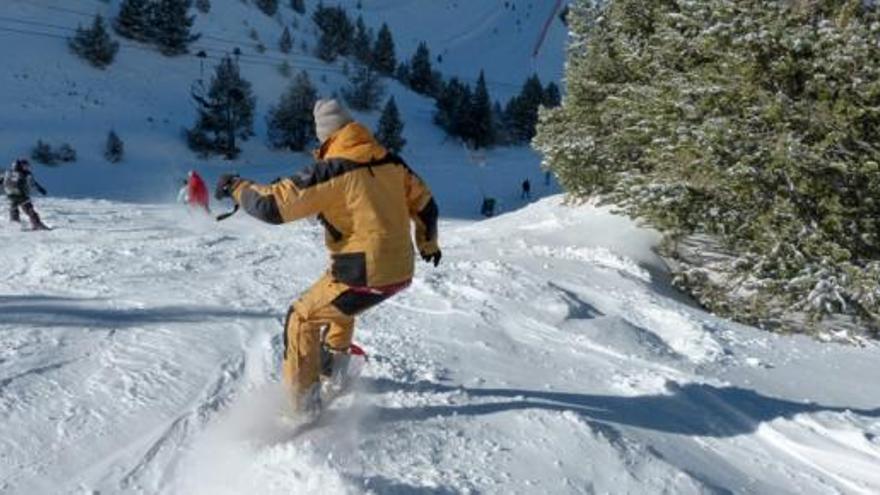 Esquiadors a la Masella després de la nevada del dia 7.