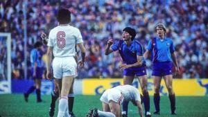 Carrasco protesta al árbitro Michel Vautrot en la final contra el Steaua de 1986, en el Sánchez Pizjuán.