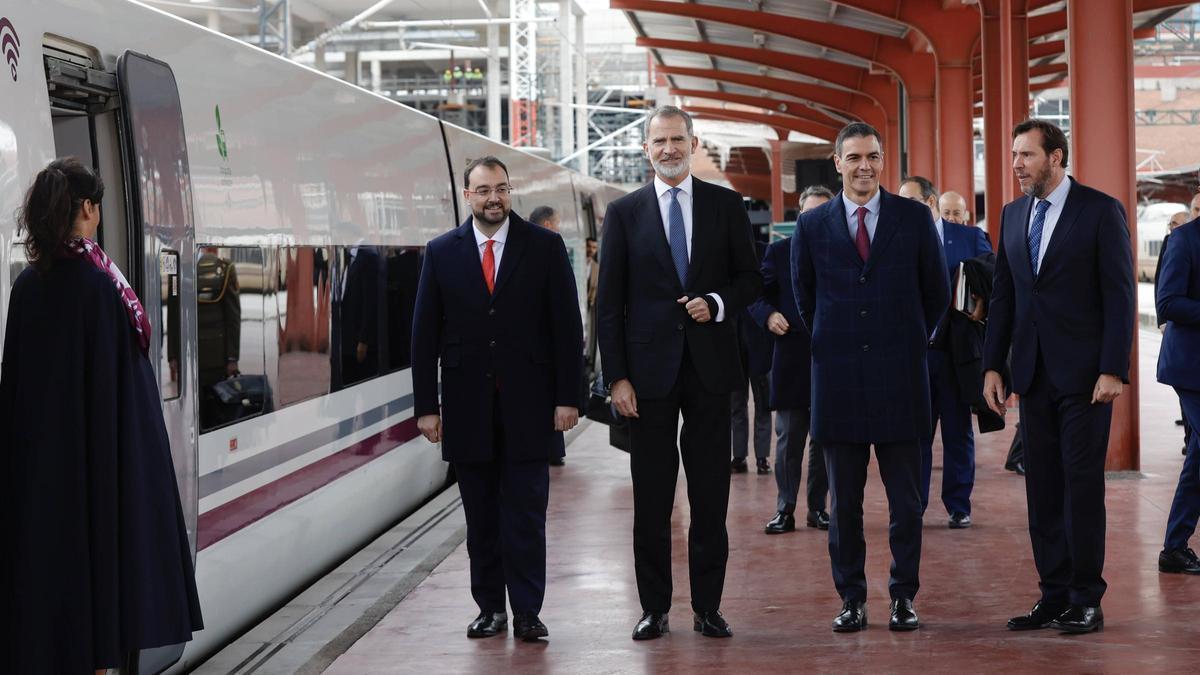 El AVE realiza su viaje inaugural de Madrid a Asturias.