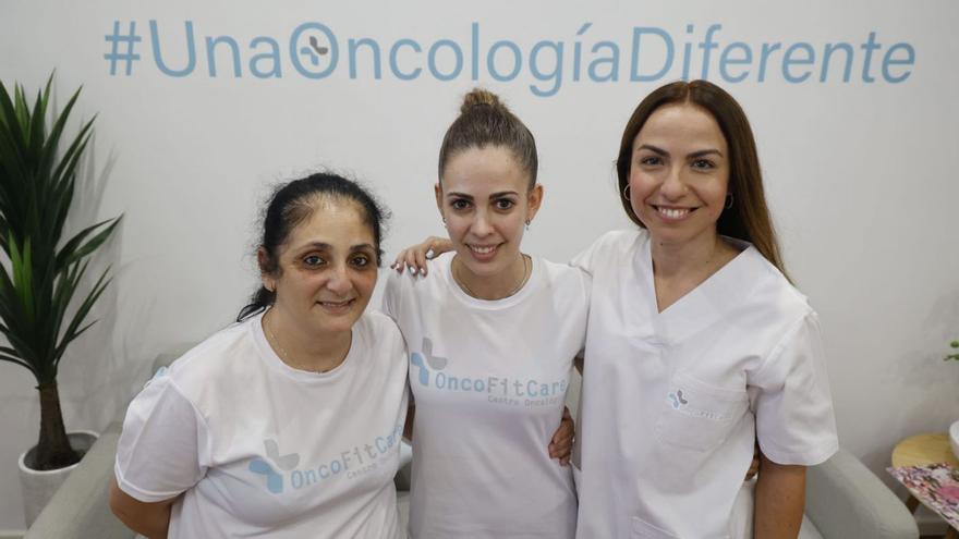 A la izquierda, la paciente, María Luisa (izq.); su entrenadora, Mamen (centro); y la gerente de Oncofitcare, Mª Ángeles Blanquer (der.). A la derecha, un ejercicio del entrenamiento. | GERMÁN CABALLERO