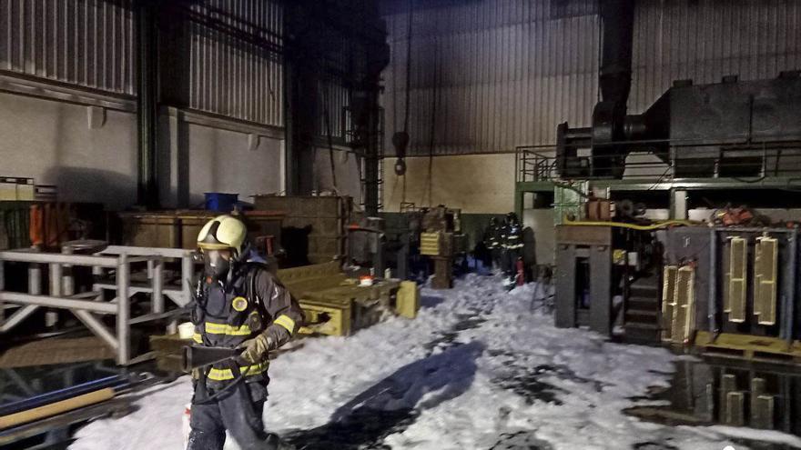 Nuevo incendio en una nave industrial: quema un taller en el polígono de Puente Nora, de Lugones