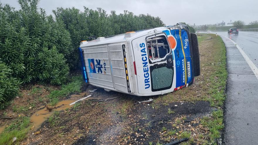 Vuelca una ambulancia en la A-4 a la altura de Villafranca de Córdoba