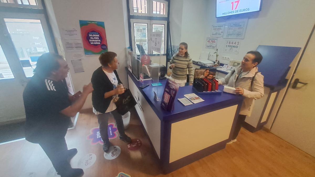 Ana Belén García atiende a Encarnita Vidal y Manuel Jesús en presencia de Mari Gómez.