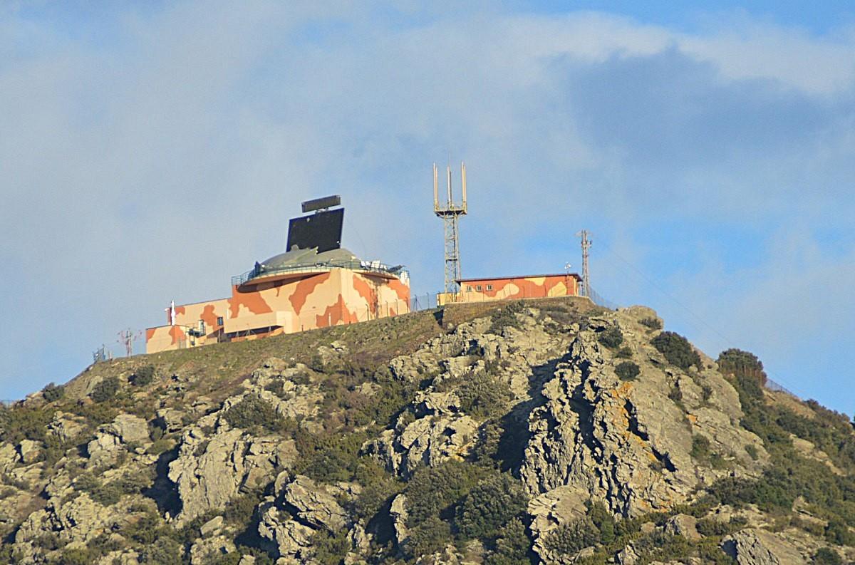 L'estructura caiguda amb el radar en el seu interior