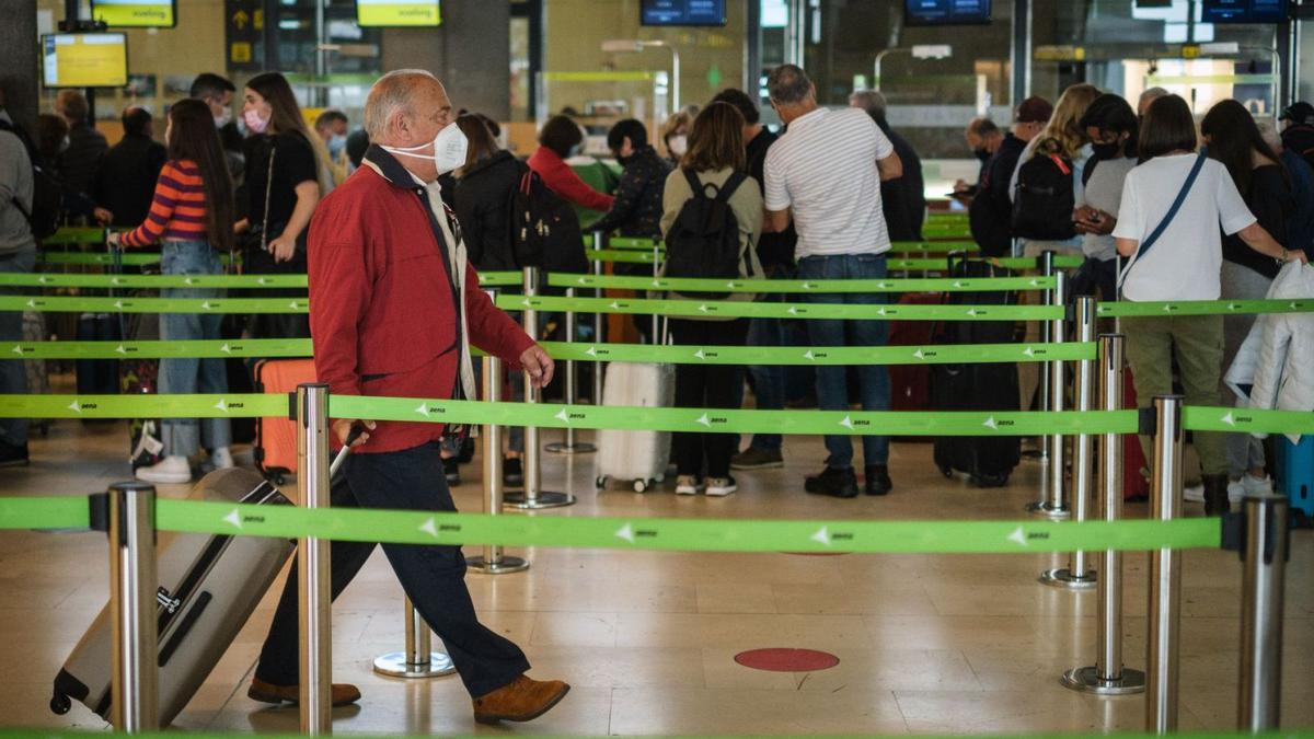 Pasajeros en el aeropuerto Tenerife Norte-Ciudad de La Laguna, en una imagen de archivo.