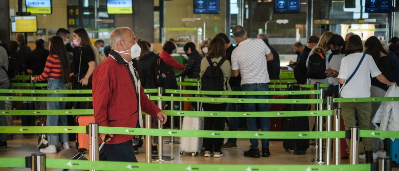 Pasajeros en el aeropuerto Tenerife Norte-Ciudad de La Laguna, en la jornada de ayer.