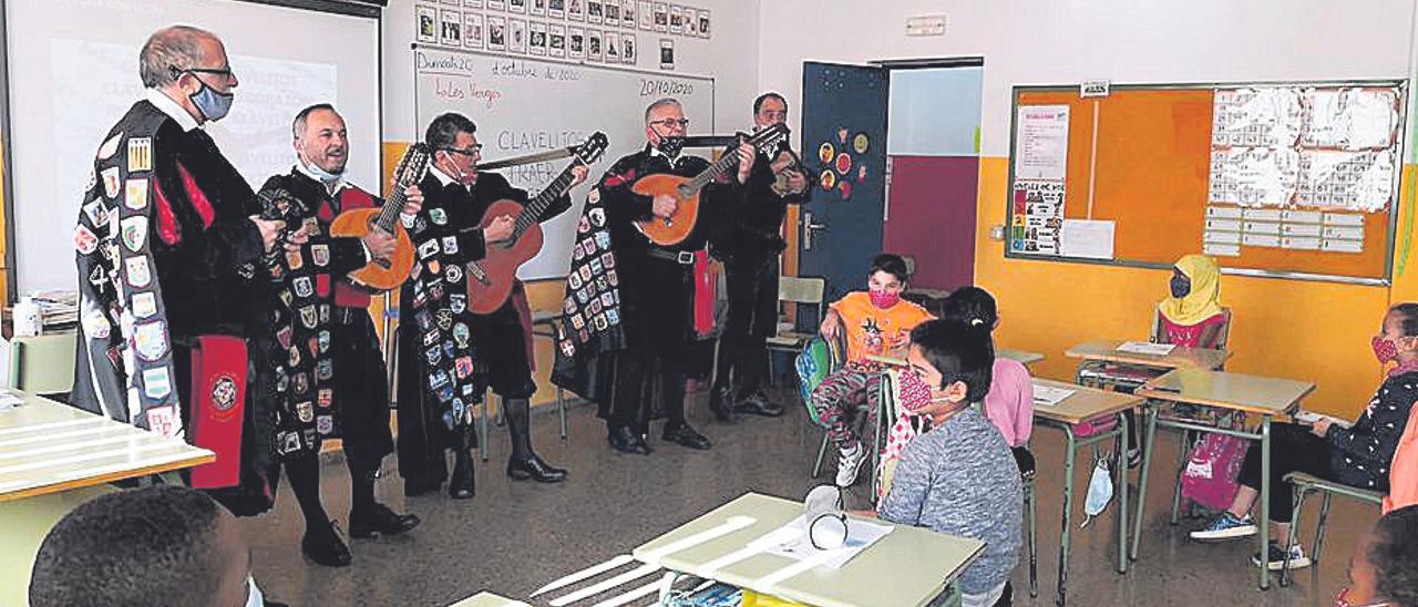 Una Tuna amenizó ses Verges en el colegio Gabriel Valseca.