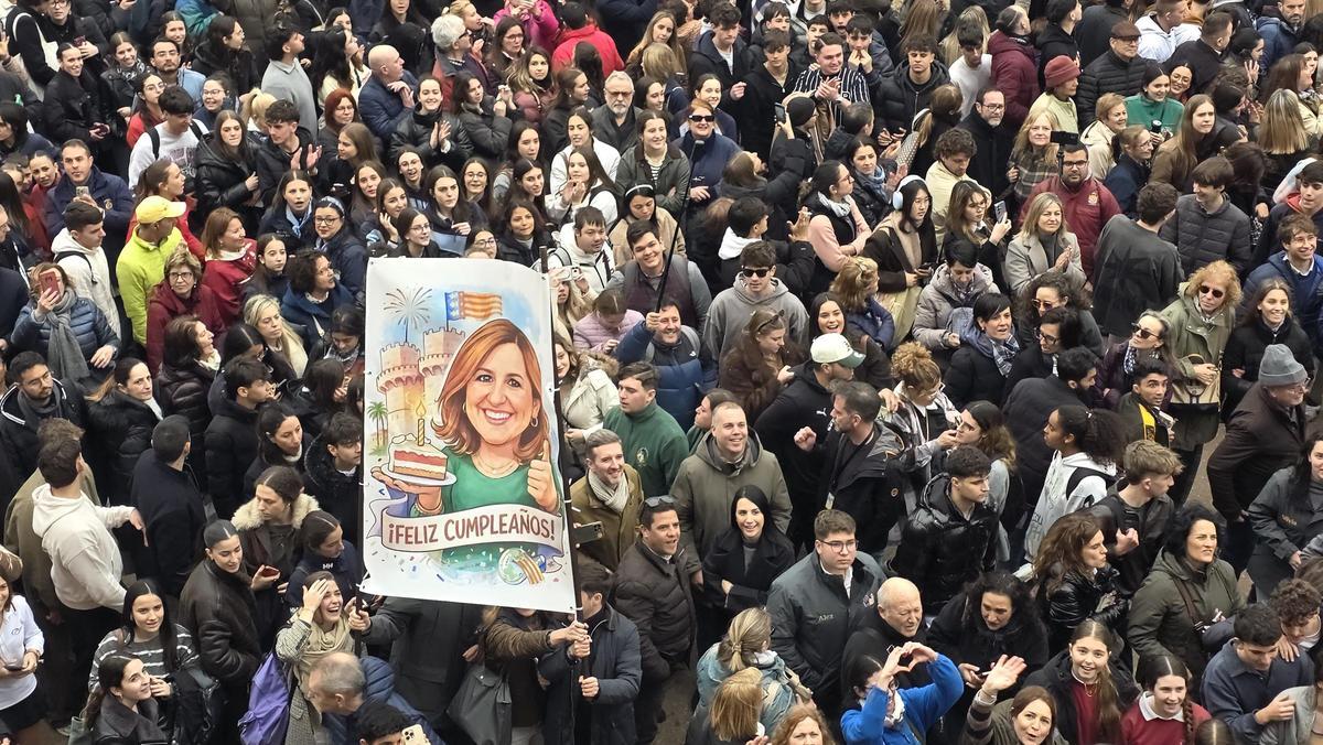 La pancarta ´de felicitación a la alcaldesa