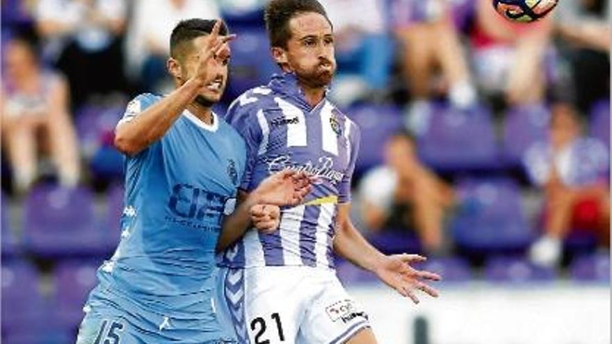 El central Juanpe i Míchel, del Valladolid, pugnen per una pilota dividida.