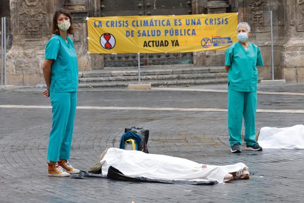 Las 'victimas' de la crisis climática, exhibidas en Murcia