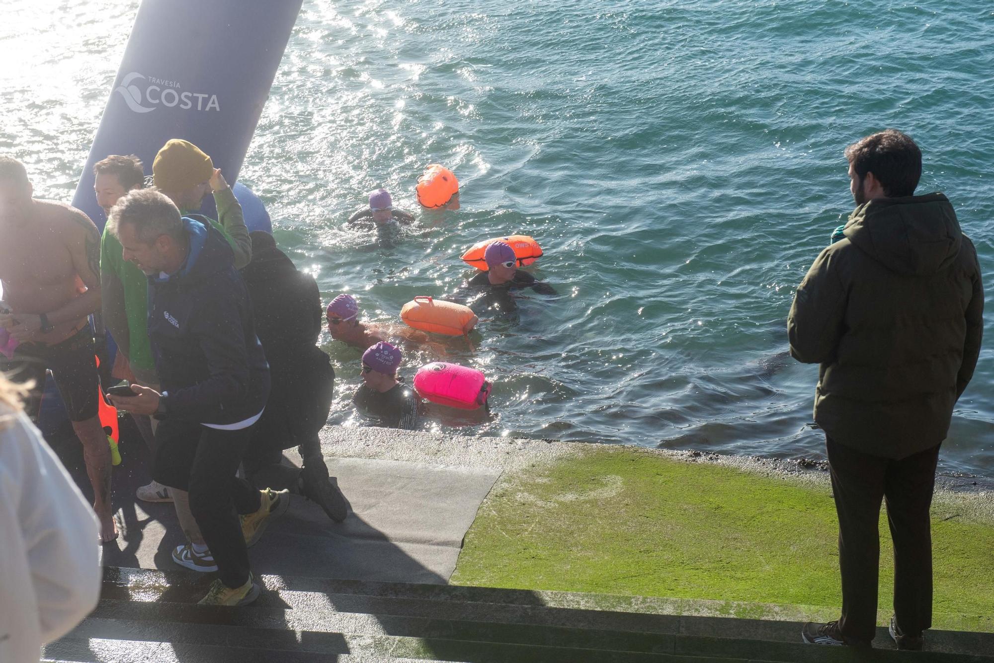 A Coruña desafía al frío y al mar para visibilizar la ELA