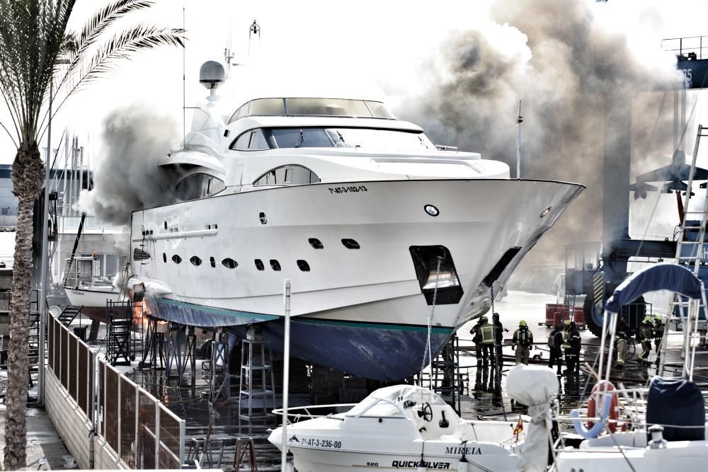 Arde un yate en el puerto pesquero de Alicante