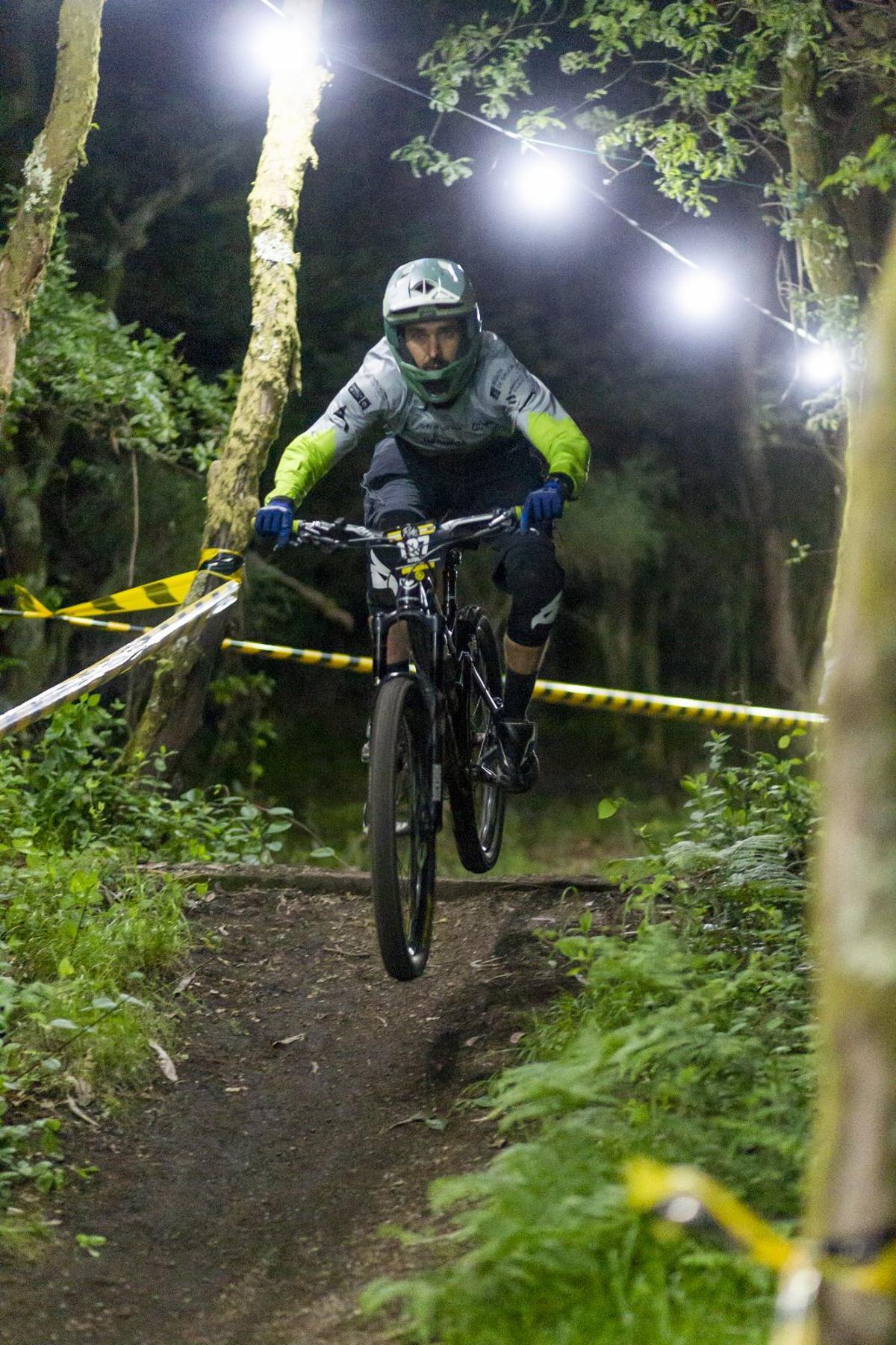 Uno de los pilotos en el descenso nocturno del Endurrazo 2023.