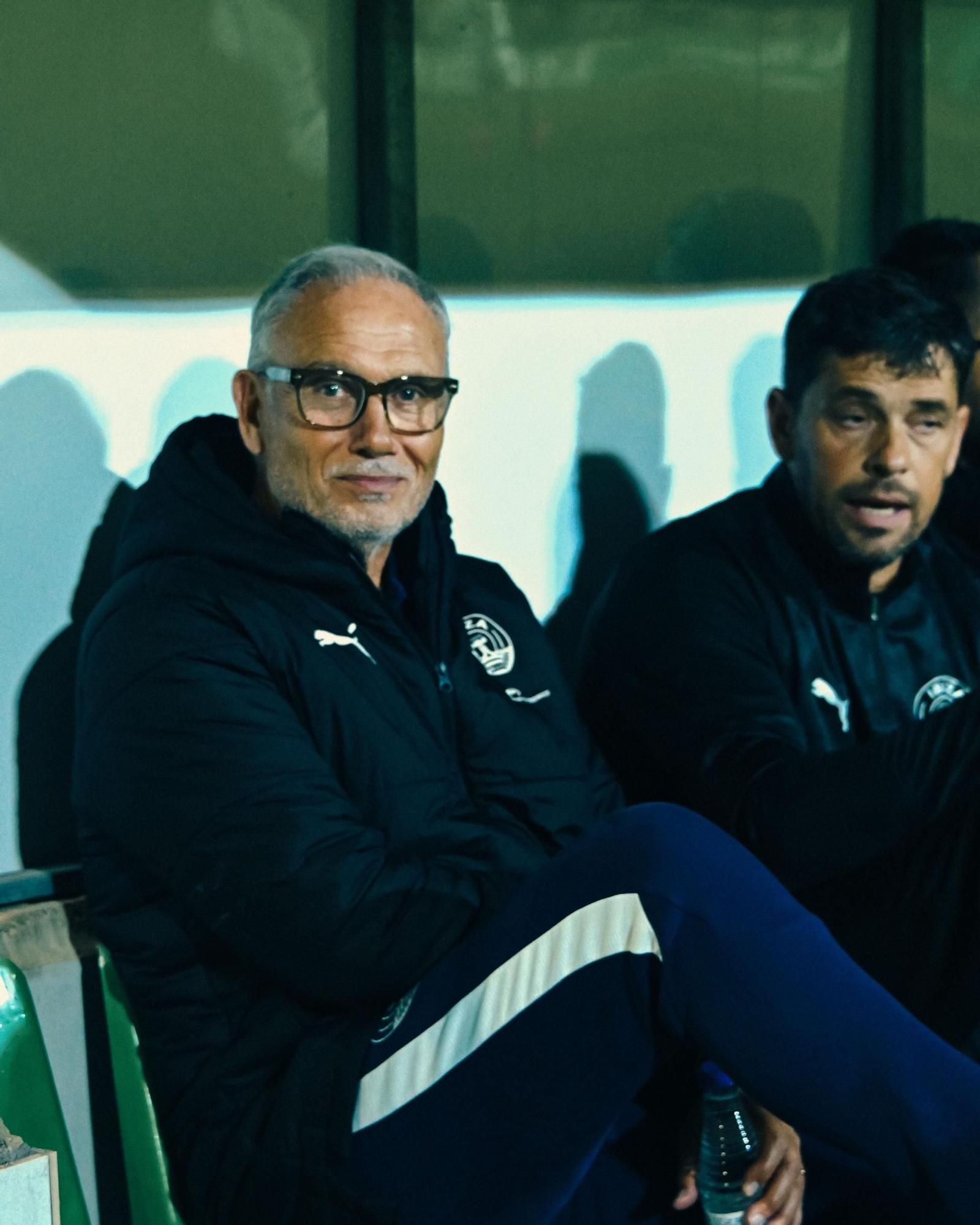 El técnico de la UD Ibiza, Miguel Álvarez, en el banquillo del Atlético Sanluqueño.