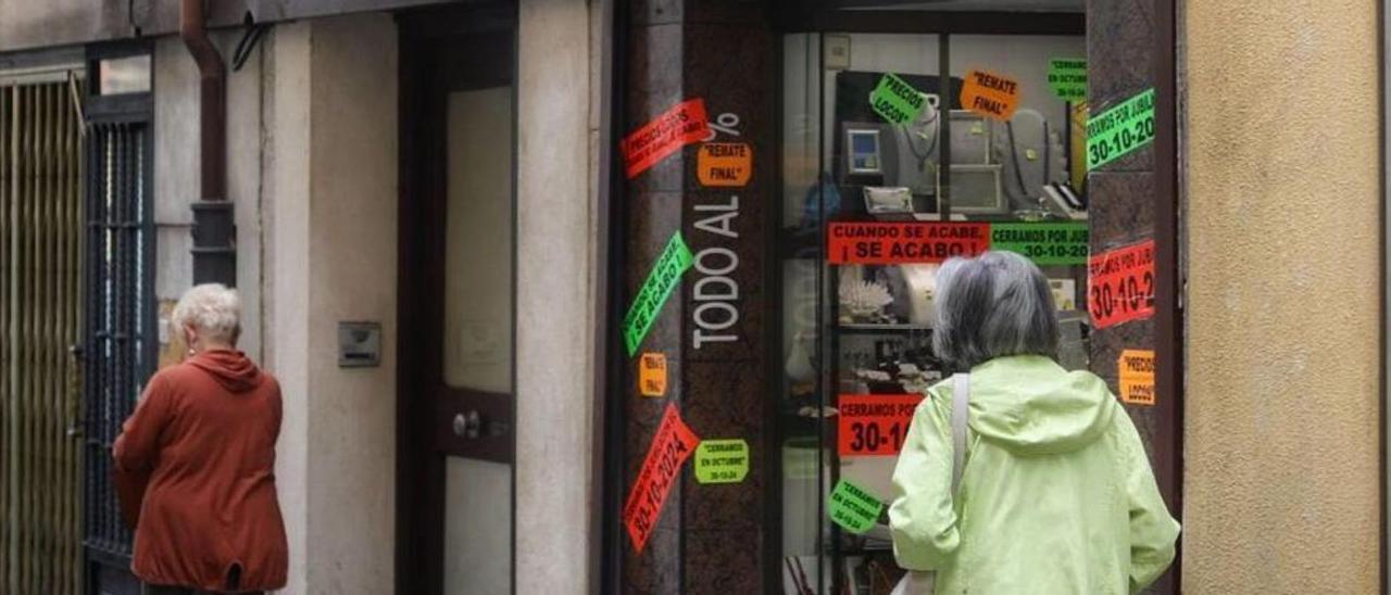 Un negocio con las puertas cerradas en la calle Feria. | A. P. (ARCHIVO)