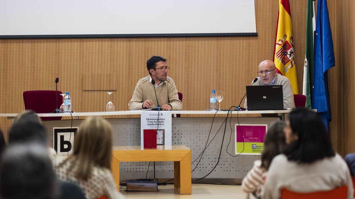 El doctor Leonardo Hernández durante la charla 'Homeopatia: una terapia nada tóxica'.