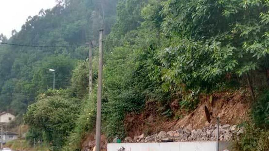 El Principado arregla un argayo en la carretera de acceso al Hospital