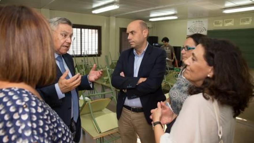 El alcalde, Gabriel Echávarri, y la concejala María José Espuch visitaron ayer el colegio Manjón Cervantes, en barracones