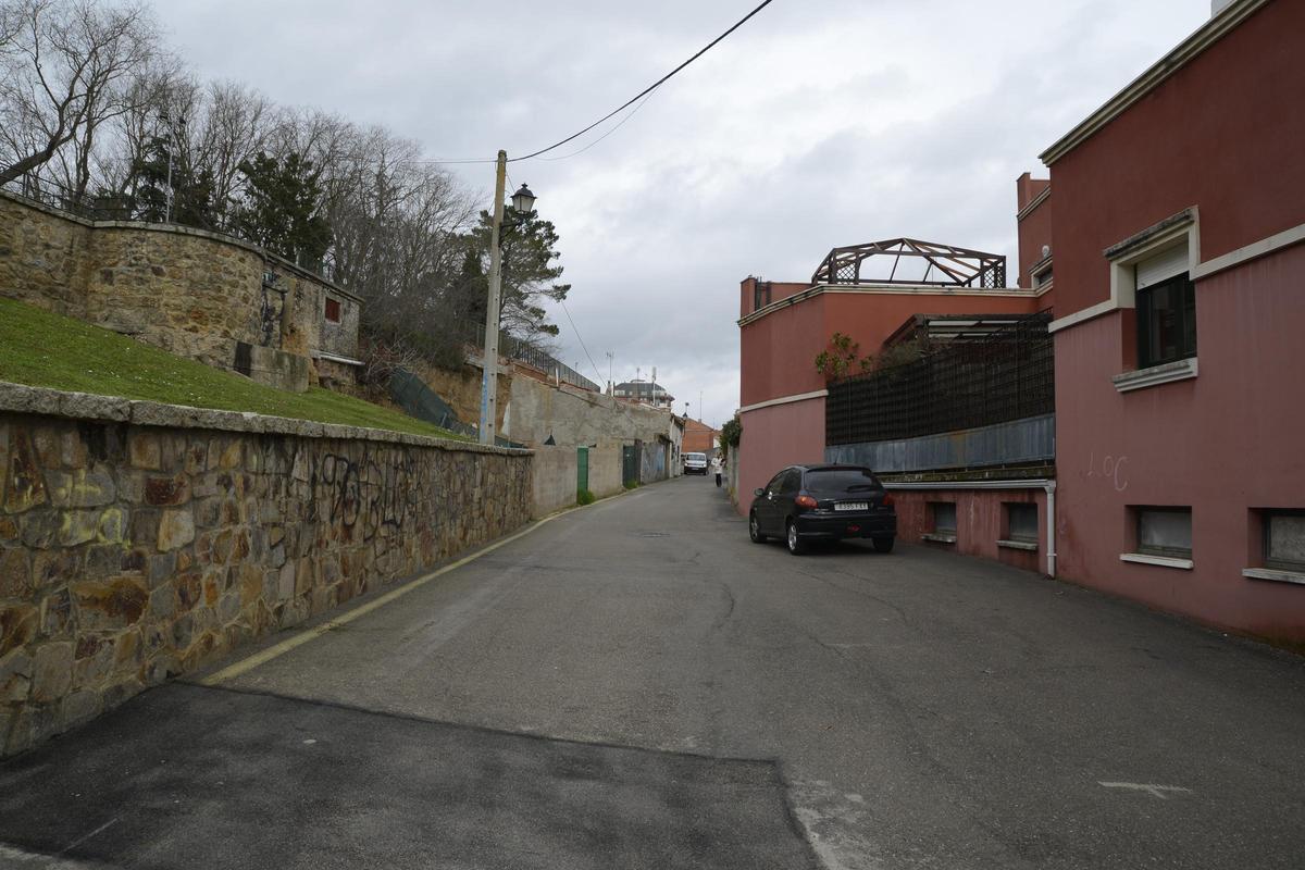 Al menos tres jóvenes lanzaron adoquines desde los paseos de la Mota a terrazas de la calle Fortaleza.