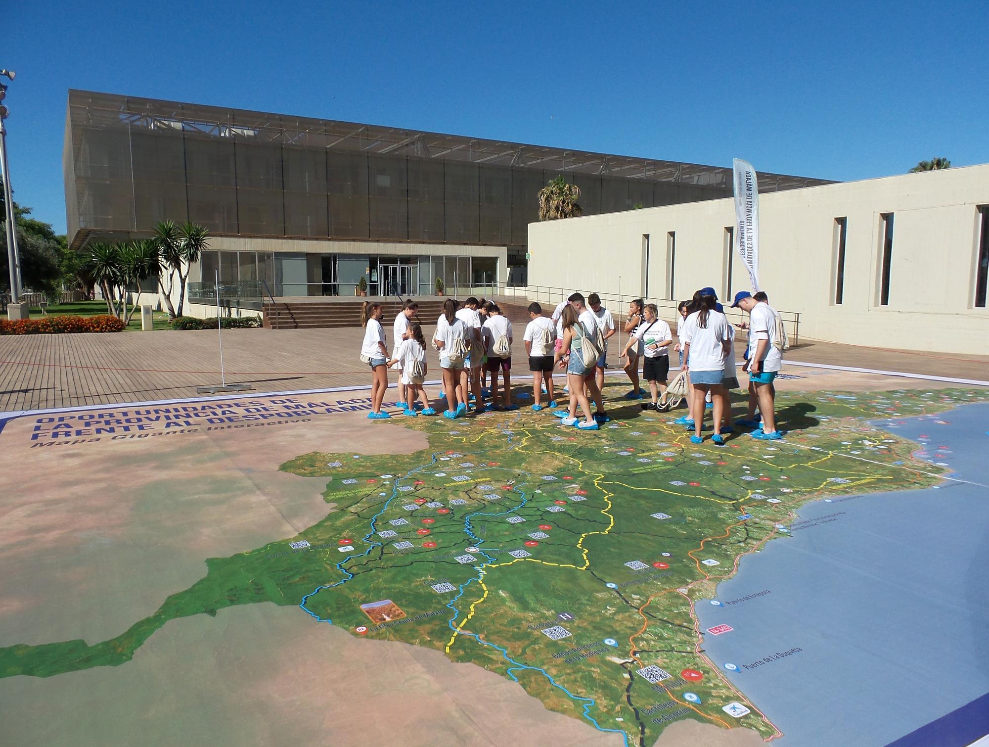 El mapa interactivo gigante de Málaga, a las puertas de la Diputación