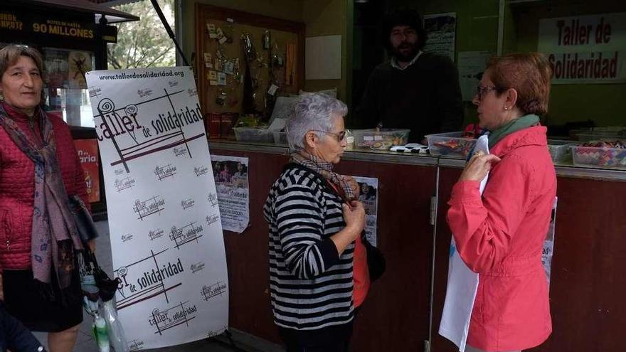 La caseta de la ONG Taller de Solidaridad, durante la venta de productos de comercio justo.