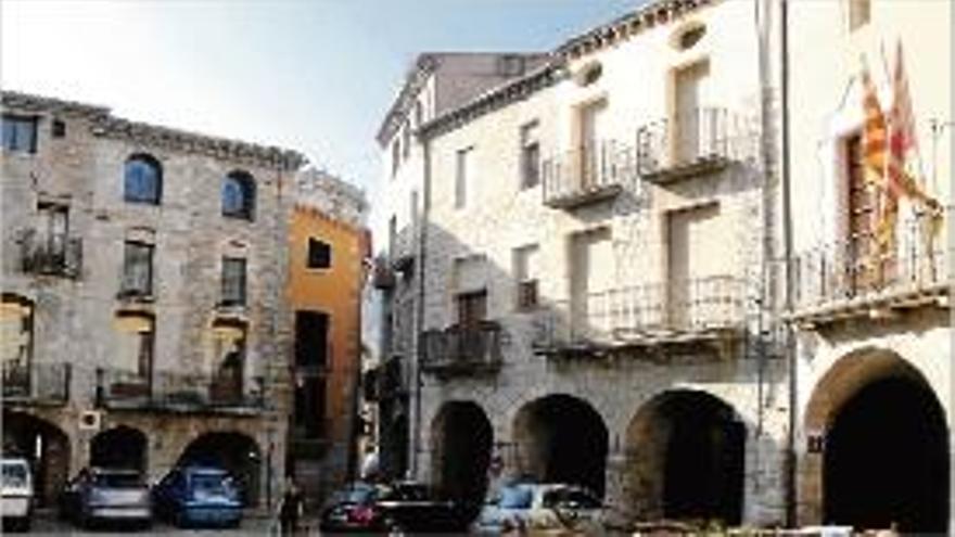 Foto d&#039;arxiu de la plaça de la Llibertat de Besalú, on hi ha el consistori.