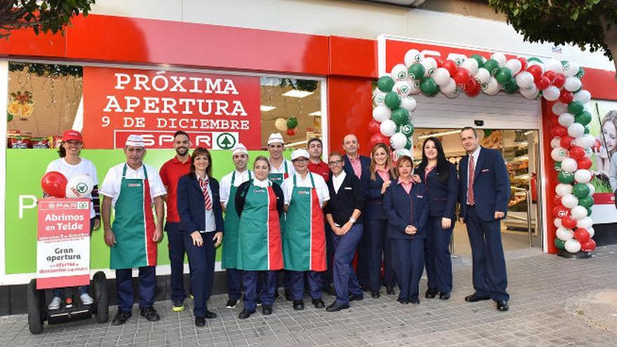 Trabajadores de Spar durante la inauguración del último supermercado de la empresa en la ciudad de Telde.