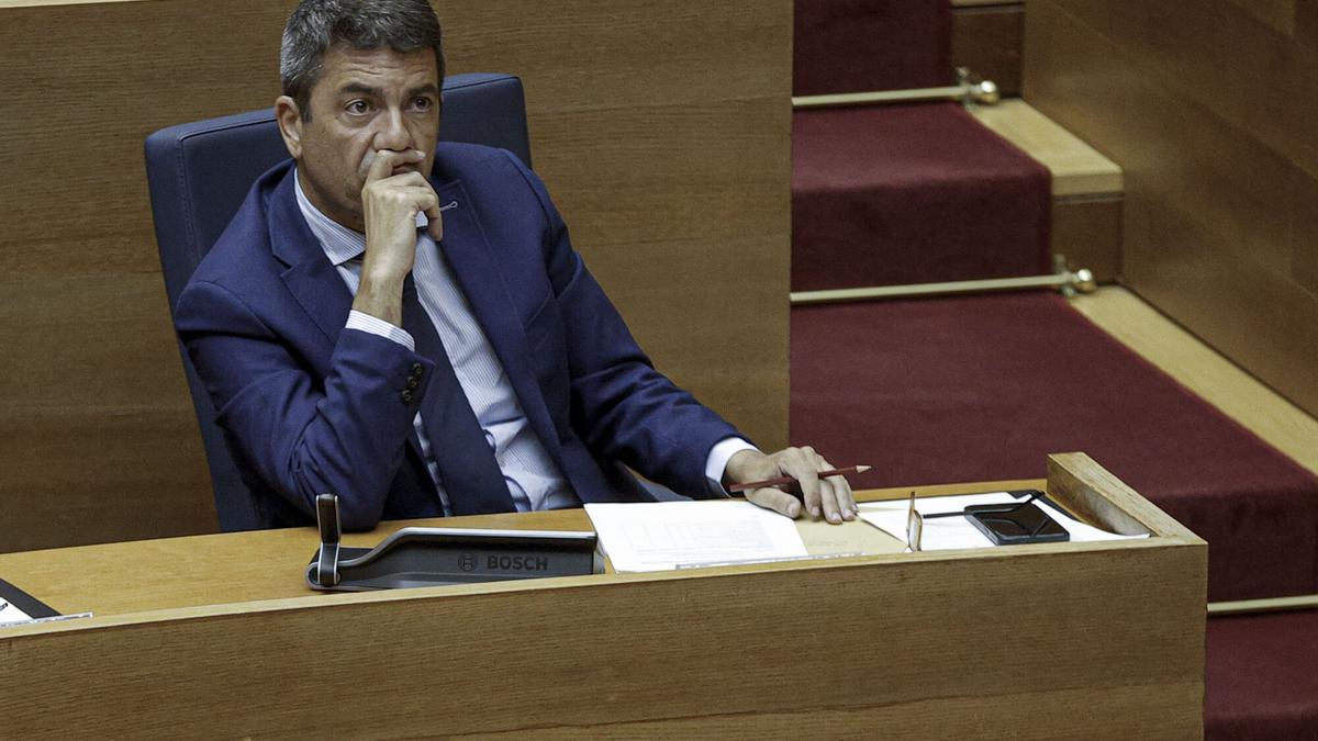 president de la Generalitat, Carlos Mazón, en su escaño momentos antes de la aprobación de los segundos presupuestos autonómicos de la legislatura, gracias al apoyo de Vox, que considera que tienen su “sello” tras haberse asumido sus enmiendas. EFE/Manuel Bruque
